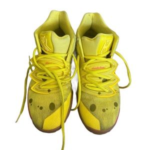 Nike SpongeBob SquarePants x Kyrie 5 - size 5Y